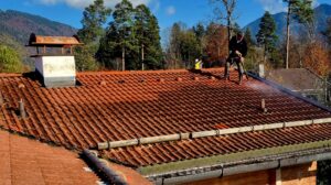 Reinigung des Daches mit einem Hochdruckreiniger